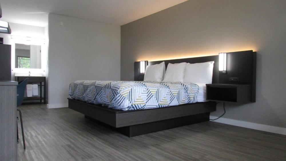 Deluxe King Room - Non-Smoking interior